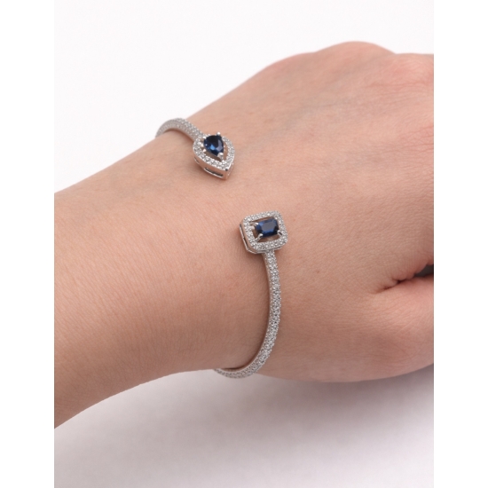 Sztywna bransoletka w kolorze srebrnym z niebieskimi kamieniami – elegancka i ponadczasowa.